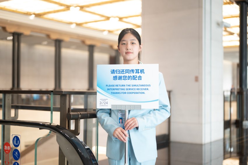 图 2  志愿者进行场外引导工作.jpg